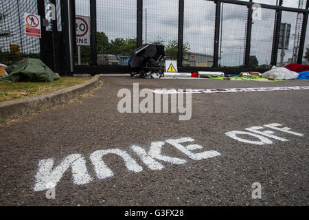 Burghfield, UK. 11. Juni 2016. Buchstaben "Nuke aus" außerhalb AWE Burghfield am fünften Tag eine Blockade der Lieferungen Eingang von Frieden Aktivisten. Bildnachweis: Mark Kerrison/Alamy Live-Nachrichten Stockfoto