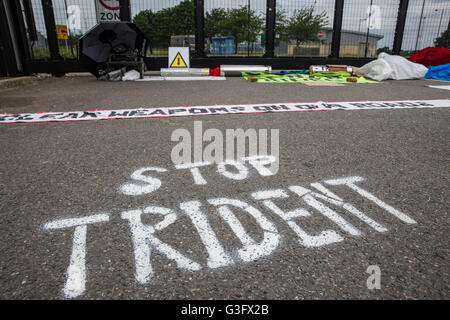 Burghfield, UK. 11. Juni 2016. "Stop Trident" Graffiti außerhalb AWE Burghfield am fünften Tag eine Blockade der Lieferungen Eingang von Frieden Aktivisten. Bildnachweis: Mark Kerrison/Alamy Live-Nachrichten Stockfoto