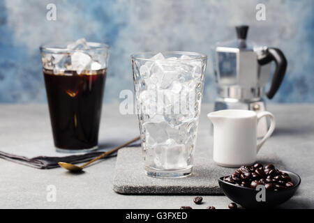 Eiskaffee in ein hohes Glas und Kaffeebohnen Stockfoto
