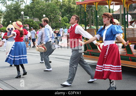 Tänzer, Entertainer Tanz Hauptstraße in Magic Kingdom Disney World Florida, USA, unterhaltsame Konzept, Freude Konzept Theme Park live Show Stockfoto