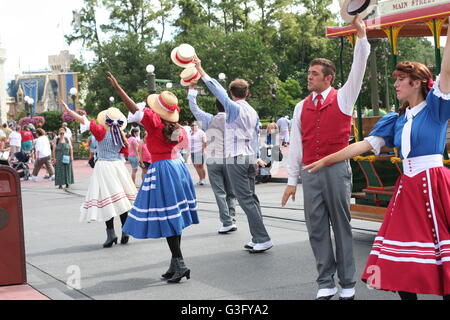 Tänzer, Entertainer Tanz Hauptstraße in Magic Kingdom Disney World Florida, USA, unterhaltsame Konzept, Freude Konzept Theme Park live Show Stockfoto