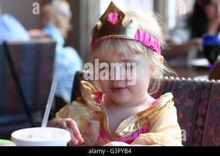 Kleine süße blonde Kind, glücklich, erfreut, in eine Prinzessin Kostüm Disney's Magic Kingdom, Disney World Florida USA, Kindheitserinnerungen Stockfoto