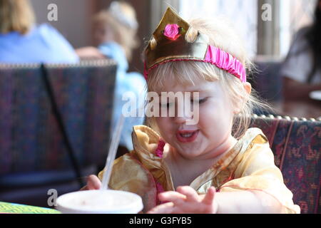 Kleine süße blonde Kind, glücklich, erfreut, in eine Prinzessin Kostüm Disney's Magic Kingdom, Disney World Florida USA, Kindheitserinnerungen Stockfoto