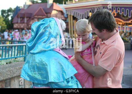 Grumpy Kleinkind, Mädchen, Kind, Princess, Cinderella die Gute Fee in Disney's Magic Kingdom, Disney World Florida Stockfoto