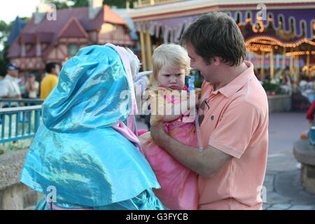 Grumpy Kleinkind, Mädchen, Kind, Princess, Cinderella die Gute Fee in Disney's Magic Kingdom, Disney World Florida Stockfoto