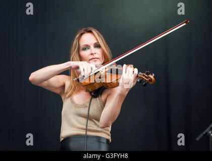 Sharon Corr von the Corrs führt auf der Bühne auf dem Isle Of Wight Festival im Seaclose Park, Newport, Isle Of Wight. Stockfoto