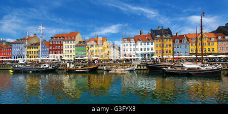 Farbige Häuser und Boote am Nyhavn Quay in Kopenhagen, Dänemark Stockfoto