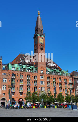 Scandic Hotel Gebäude und Uhr Turm in Radhuspladsen dem Rathausplatz in Kopenhagen, Dänemark Stockfoto