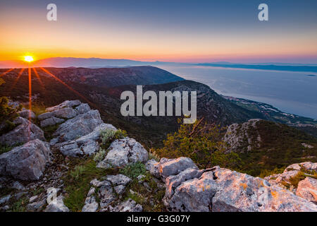 Sonnenaufgang von Vidova Gora felsigen Berggipfel auf der Insel Brac. Adria. Kroatien. Europa. Stockfoto