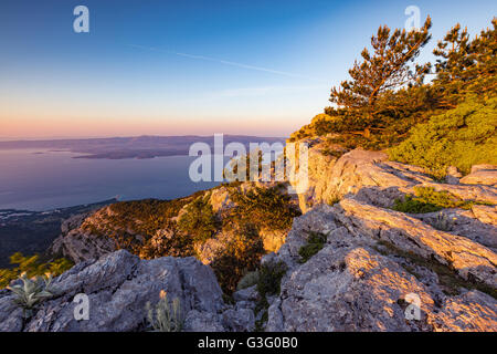 Blick bei Sonnenaufgang vom felsigen Gipfel der Vidova Gora auf der Insel Brac. Adria. Kroatien. Europa. Stockfoto
