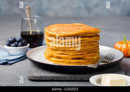 Kürbis-Pfannkuchen mit Ahornsirup und Heidelbeeren Stockfoto