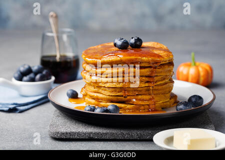 Kürbis-Pfannkuchen mit Ahornsirup und Heidelbeeren Stockfoto