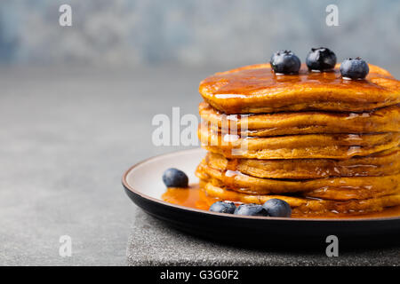 Kürbis-Pfannkuchen mit Ahornsirup und Heidelbeeren Stockfoto