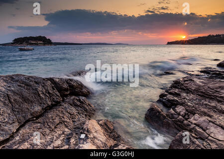 Sonnenuntergang an der Küste von Hvar, Meereswelle, felsige Küste. Insel Hvar. Adria, Kroatien. Europa. Stockfoto