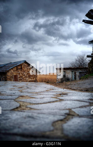 Alte und verlassene Gebäude in Agios Achillios Insel, Prespes Seen, Griechenland, an einem regnerischen Tag Stockfoto