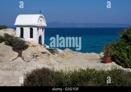 Kleine Kirche auf einem Felsen über dem Meer, in Sithonia, Chalkidiki, Griechenland Stockfoto