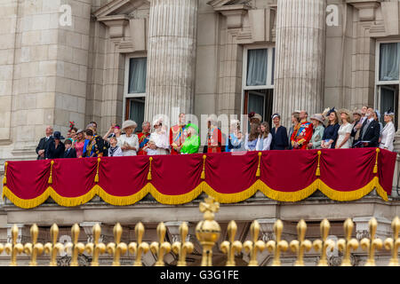 Die königliche Familie feiern die Königinnen Geburtstag auf dem Balkon des Buckingham Palace London UK 2016 Stockfoto