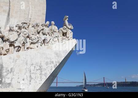 Denkmal der Entdeckungen an den Ufern des Tejo in Belem, Lissabon, auf der Suche nach außen vorbei an Yachten und der April 24 Brücke. Stockfoto