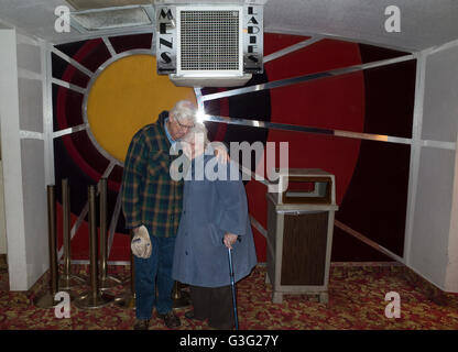 Senior Liebespaar innerhalb einer Art-Deco-Film Theater Lobby fotografiert. St Paul Minnesota MN USA Stockfoto
