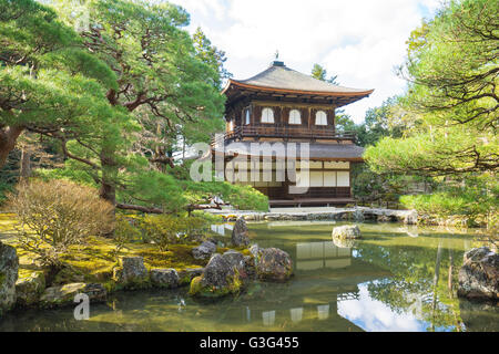 Kyoto, Japan - 31. Dezember 2015: Der buddhistische Tempel Ginkaku-Ji ist das Symbol von Kyoto und einer der berühmtesten Tempel in allen Stockfoto