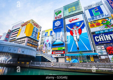 Osaka, Japan - 6. Januar 2016: Dotonbori ist eines der wichtigsten Touristenziele in Osaka, Japan. Stockfoto