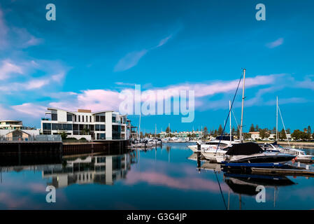 Adelaide, Australien - 8. November 2014: Boote geparkt in den Docks des Patawalonga Sees am Glenelg auf einen schönen Abend. Stockfoto