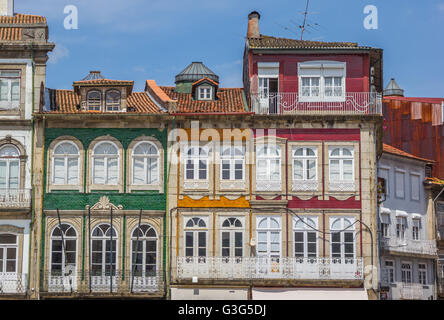 Bunten Häuser in der Altstadt von Guimarães, Portugal Stockfoto