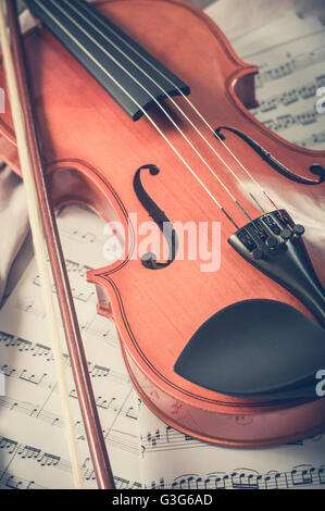 Alte Geige liegen auf dem Notenblatt, Musikkonzept Stockfoto