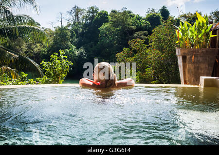 Junge Frau im Hotel mit privatem Swimming pool Stockfoto