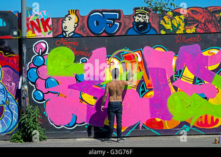 Graffiti-Künstler arbeiten in den rechtlichen Boards in New Street-Edinburgh. Stockfoto