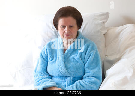 Nachdenklich senior Frau im Bett. Stockfoto