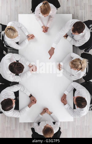 Diverse Business-Leute sitzen am Tisch auf einem Treffen Stockfoto