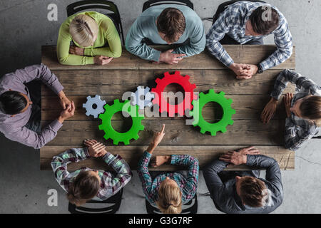 Hipster-Business-Team und Zahnräder brainstorming-Sitzung Planungskonzept Stockfoto