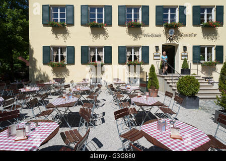 Tische, Stühle und eine Kellnerin vor der Fassade des Restaurant Aumeister im englischen Garten in München, Bayern, Deutschland Stockfoto