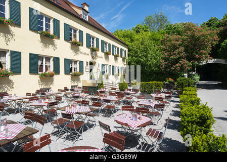 Tische und Stühle vor der Fassade des Restaurant Aumeister im englischen Garten in München, Bayern, Deutschland Stockfoto