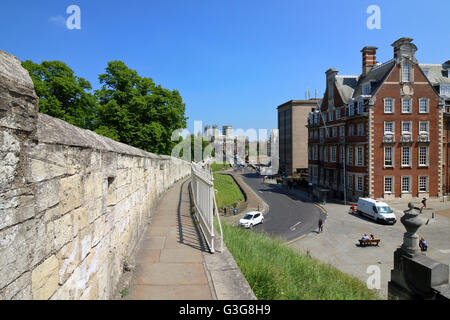 Blick Richtung historischen York Minster aus der berühmten mittelalterlichen Mauern der Stadt York, Eboracum von den Römern genannt. Stockfoto