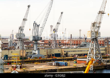 Viele der Krane in Portsmouth dock / Docks yard UK Stockfoto