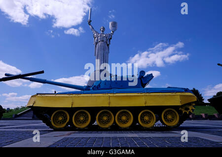 Eine russische T-64 Panzer in den Farben der Flagge der Ukraine mit Rodina Mat Mutterland Statue im Hintergrund gemalt im Komplex des Nationalen Museums der Geschichte der Ukraine im Zweiten Weltkrieg nennt auch die Ukrainische State Museum des Großen Vaterländischen Krieges in den Außenbezirken der Pechersk Distrikt von Kiew, der Hauptstadt der Ukraine Stockfoto