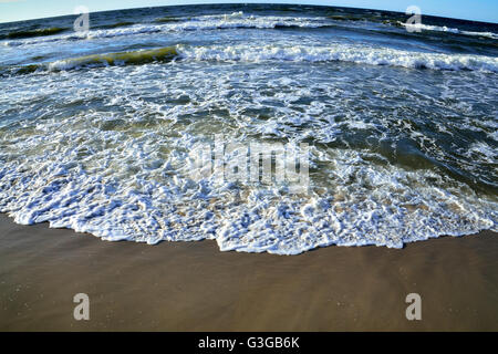 Wellen der Ostsee am Sandstrand Stockfoto