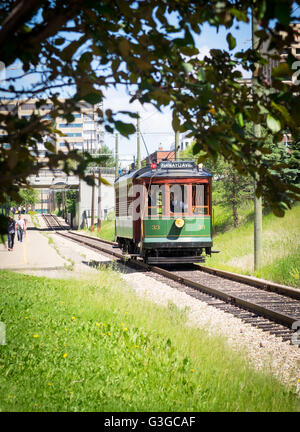 Ein Blick auf die historischen hohen Ebene Brücke Straßenbahn in Edmonton, Alberta, Kanada.  (Edmonton Straßenbahn #33 gezeigt). Stockfoto