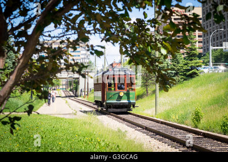 Ein Blick auf die historischen hohen Ebene Brücke Straßenbahn in Edmonton, Alberta, Kanada.  (Edmonton Straßenbahn #33 gezeigt). Stockfoto