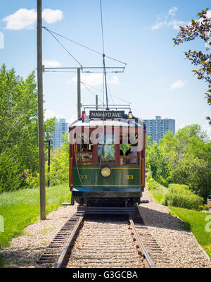 Ein Blick auf die historischen hohen Ebene Brücke Straßenbahn in Edmonton, Alberta, Kanada.  (Edmonton Straßenbahn #33 gezeigt). Stockfoto