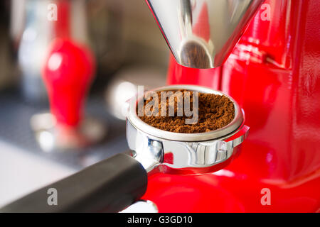 Kaffeemühle mahlen frisch gerösteten Kaffeebohnen Stockfoto