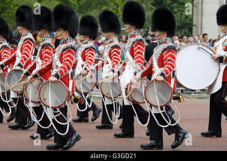 Band aus dem Bereich Haushalt spielt Militärmärsche während Trooping The Colour Stockfoto