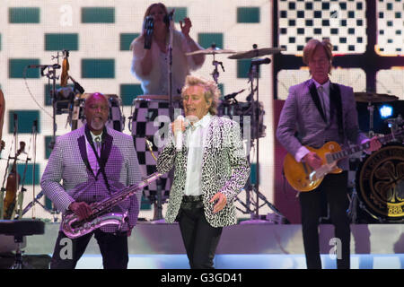 Rod Stewart führt auf der Bühne in Cardiff, Südwales. Stockfoto