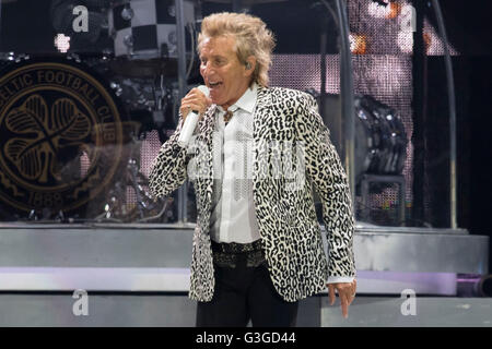Rod Stewart führt auf der Bühne in Cardiff, Südwales. Stockfoto