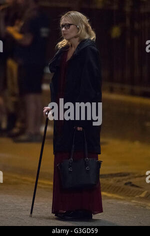 Schauspieler Sian Brooke entdeckt Dreharbeiten in der Nacht für die vierte Staffel der BBC zeigen Sherlock in der Charles Street in Cardiff, Südwales. Stockfoto