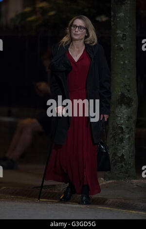 Schauspieler Sian Brooke entdeckt Dreharbeiten in der Nacht für die vierte Staffel der BBC zeigen Sherlock in der Charles Street in Cardiff, Südwales. Stockfoto