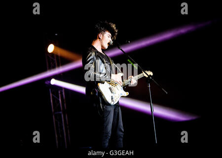 Fiordispino der italienischen pop-Rockband The Kolors abgebildet auf der Bühne, als er live auf Alcatraz führt zu verstauen. (Foto: Roberto Finizio / Pacific Press) Stockfoto