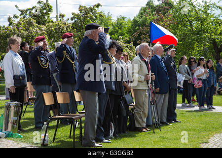 Eine Gruppe von Soldaten, Veteranen und Familien stehen auf Aufmerksamkeit vor dem Denkmal der zweite Widerstandsbewegung, in Mala Strana, während einer Feierstunde am Tag der Befreiung. (Foto von Piero Castellano / Pacific Press) Stockfoto